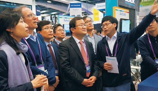 최재유 미래부 2차관(가운데)이 4일까지 미국 샌프란시스코에서 열리는 세계 최대 정보보호산업 박람회 RSA2016에서 한국관 참가업체를 둘러보고 있는 모습.  미래창조과학부 제공